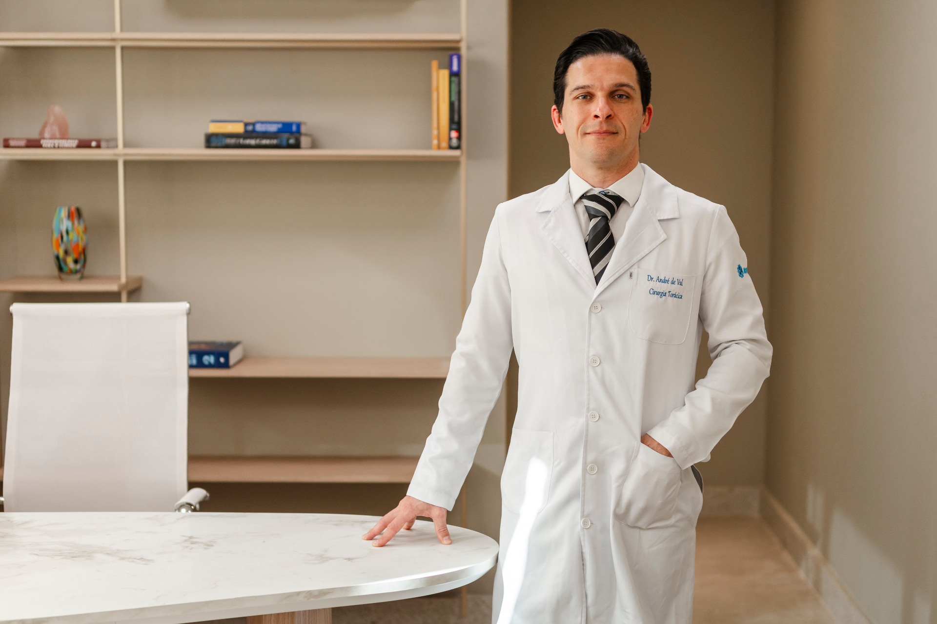 Dr. André de Val Barreto em seu consultório em Belo Horizonte